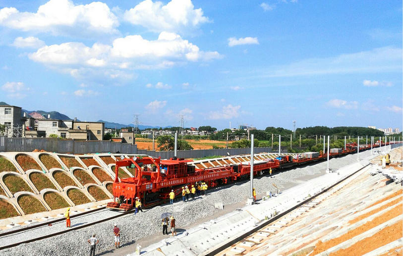 中鐵科工集團(tuán)CCPG500型高速鐵路無(wú)縫線路鋪軌機(jī)組